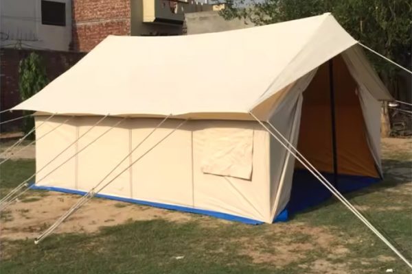 tenda pengungsi keluarga